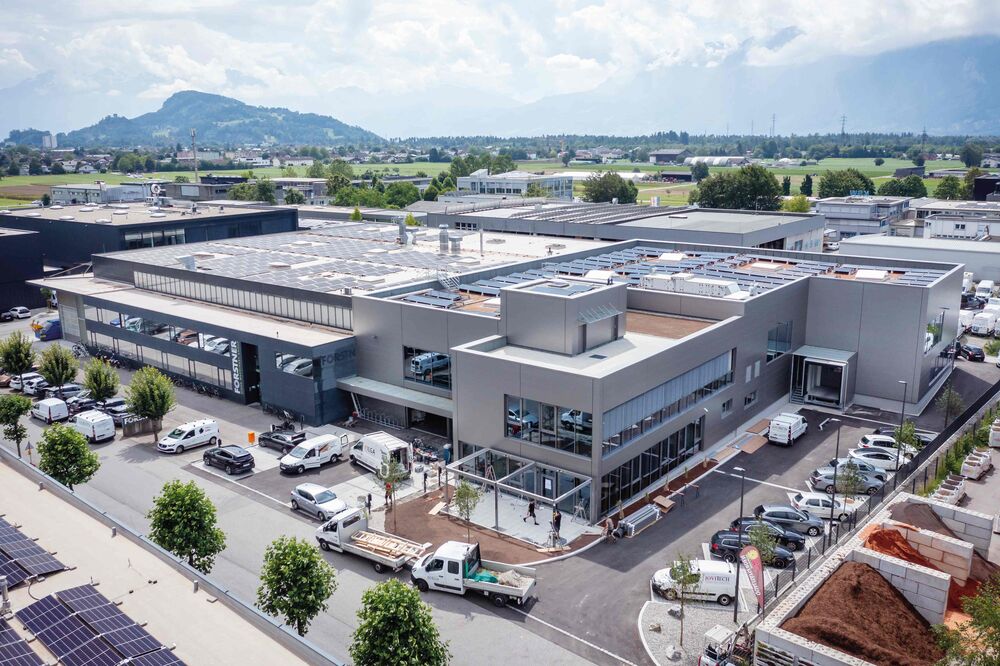 Das hochmoderne «Green Building» von Forstner in Feldkirch, bietet etwa 1400 m² Produktionsfläche, mehr als 500 m² Büro- und Sozialräume sowie einen rund 300 m² grossen, multifunktionalen Showroom.